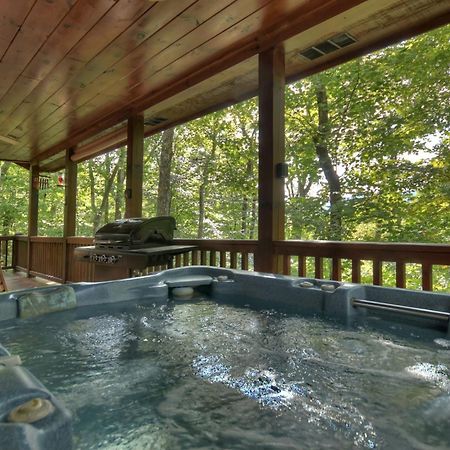 Bearfoot Ridge Wood-Burning Fireplace Cozy Hot Tub Serene Views エリジェイ エクステリア 写真