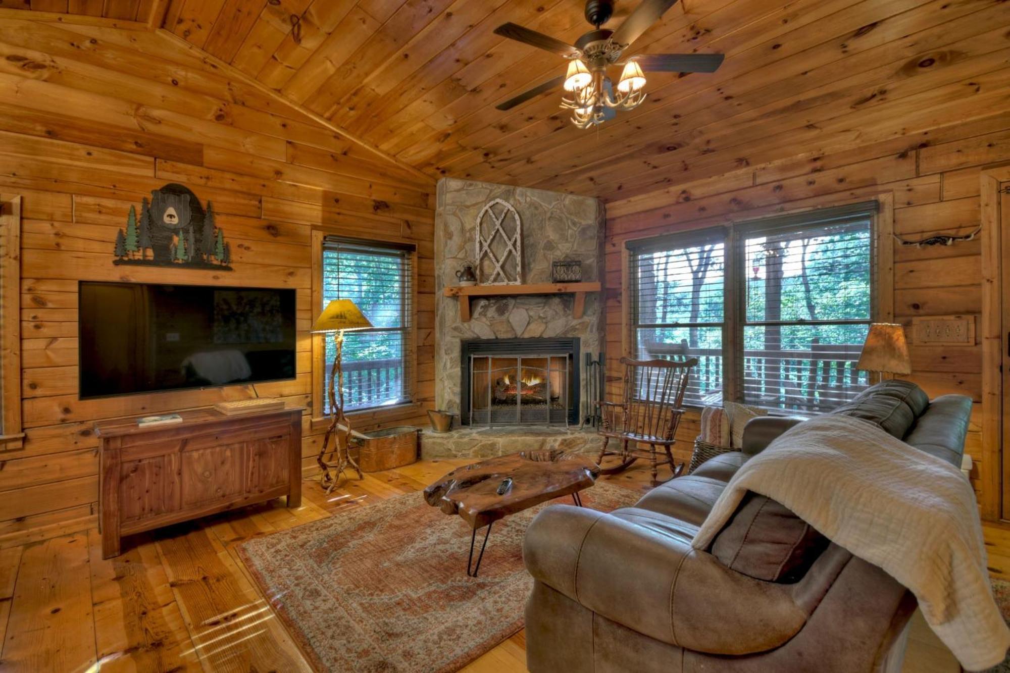 Bearfoot Ridge Wood-Burning Fireplace Cozy Hot Tub Serene Views エリジェイ エクステリア 写真