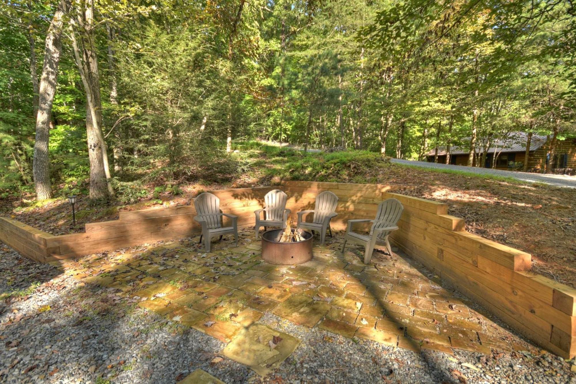 Bearfoot Ridge Wood-Burning Fireplace Cozy Hot Tub Serene Views エリジェイ エクステリア 写真