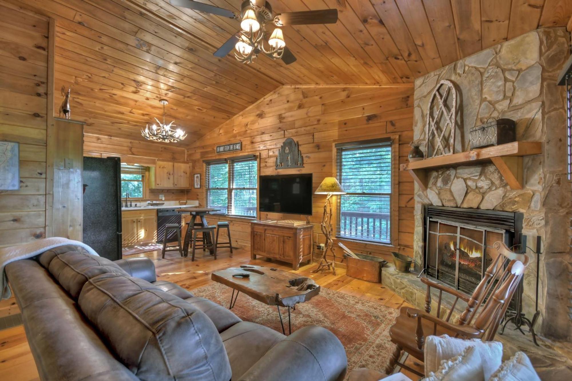 Bearfoot Ridge Wood-Burning Fireplace Cozy Hot Tub Serene Views エリジェイ エクステリア 写真